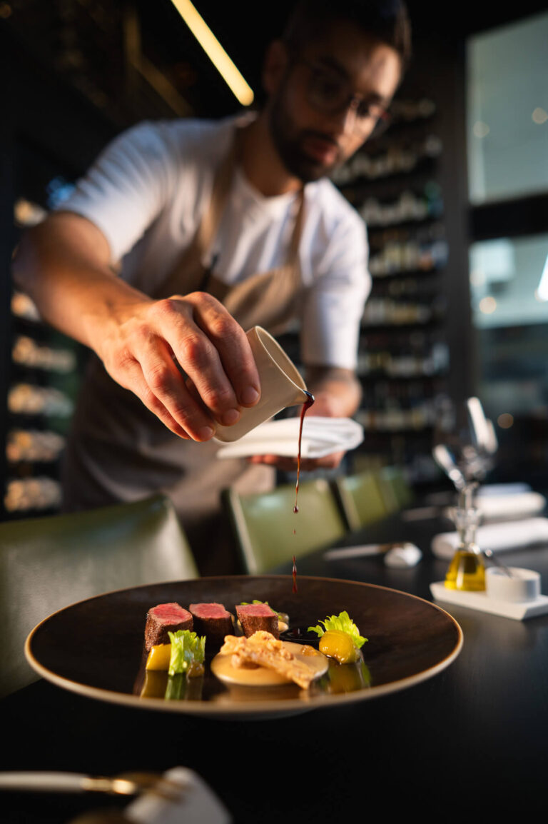 restaurant-joelia-sauce-pouring-photo